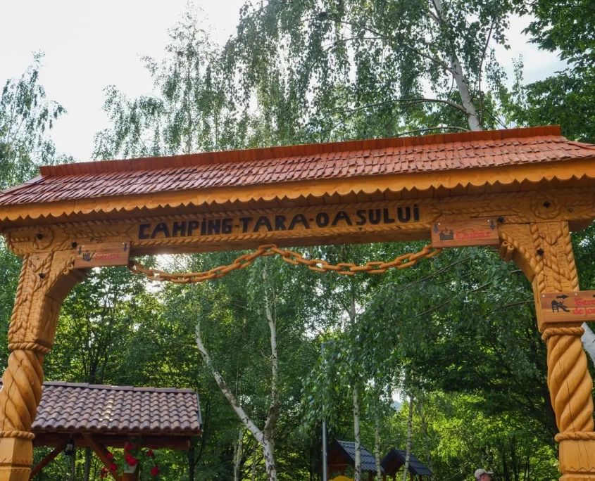 poarta de lemn intrare Camping Țara Oașului
