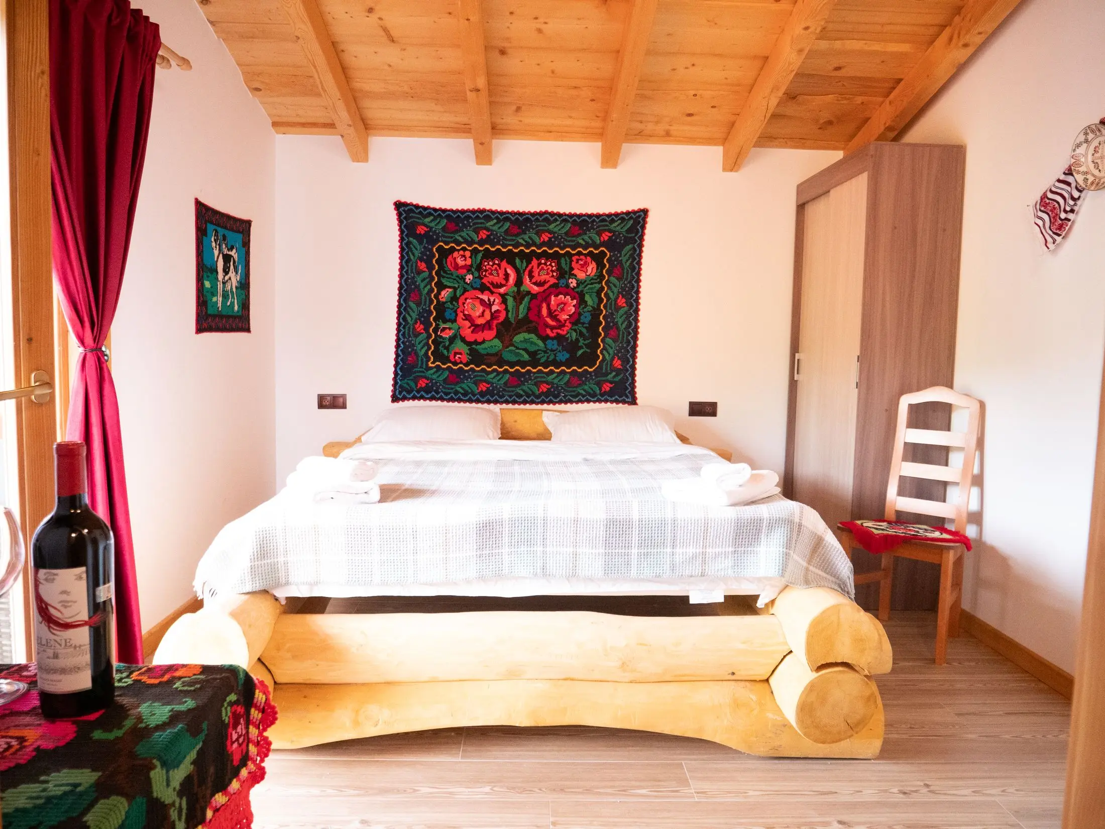 cameră decorată rustic