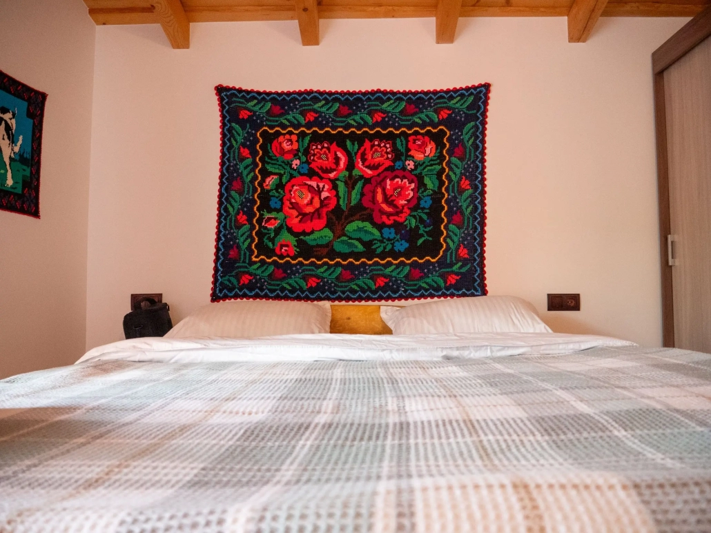 cameră decorată rustic, peretar