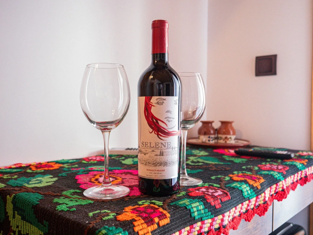 sticlă de vin și pahare, rustic